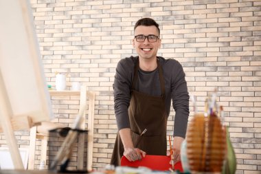 Atölye mutlu erkek sanatçı