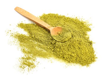 Tahta kaşık toz matcha çay, beyaz arka plan ile