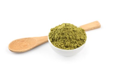 Toz matcha çay, beyaz izole kase