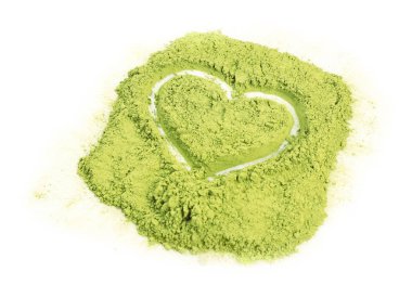 Beyaz arka plan üzerinde kalp şeklinde toz matcha çay