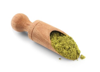 Toz matcha çay, beyaz izole ile kepçe