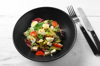 Tablo üzerinde olgunlaşmış avokado lezzetli salata tabak