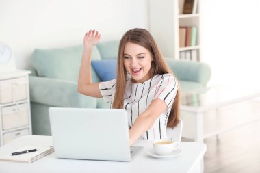 Ev ofis içinde laptop üzerinde mutlu kadın serbest meslek