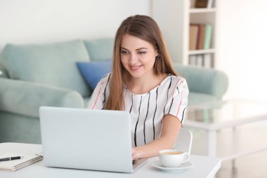 Ev ofis içinde laptop üzerinde çalışan kadın serbest meslek
