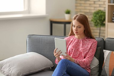 Evde Tablet Pc üzerinde çalışan kadın serbest meslek