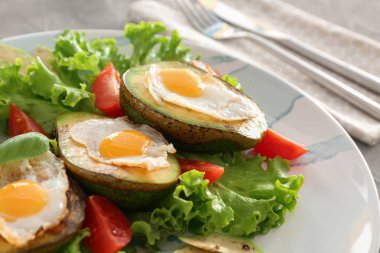 Plaka, closeup üzerinde avokado ve taze sebze pişmiş yumurta
