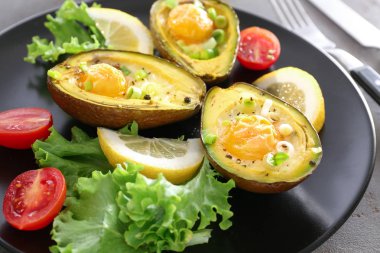 Plaka, closeup üzerinde avokado ve taze sebze pişmiş yumurta