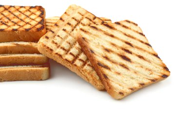 Beyaz zemin üzerine lezzetli kızarmış ekmek