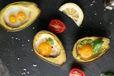 Avokado masada pişmiş yumurta ile kompozisyon