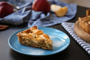 Masada lezzetli ev yapımı elma pasta parçası ile plaka