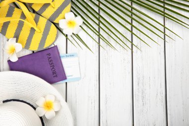 Ahşap arka plan, üstten görünüm üzerinde bir turistin şeyler ile kompozisyon