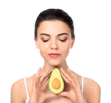 Beyaz arka planda avokadosu olan güzel genç bir kadın.