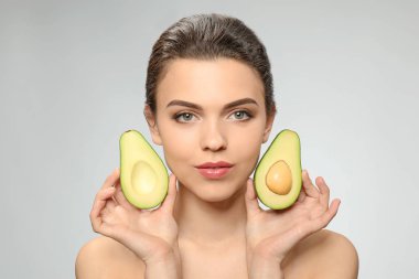 Avokado ışık arka plan üzerinde olan güzel kadın