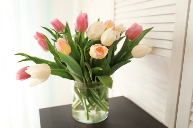 Işık odada güzel lale vazo