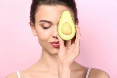Avokado renkli arka plan üzerinde olan güzel kadın