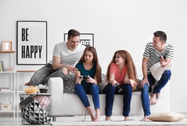 Gençler evde video oyunları oynarken