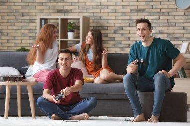 Gençler evde video oyunları oynarken