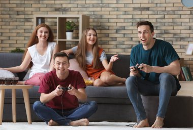 Gençler evde video oyunları oynarken