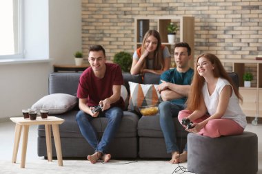 Gençler evde video oyunları oynarken