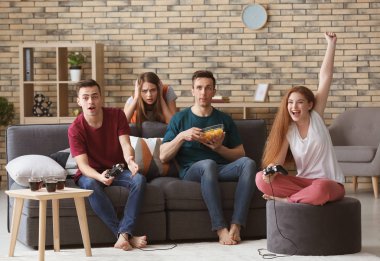 Gençler evde video oyunları oynarken
