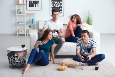 Gençler evde video oyunları oynarken