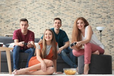 Gençler evde video oyunları oynarken