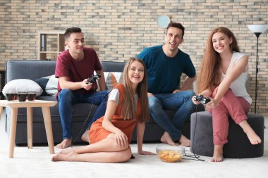 Gençler evde video oyunları oynarken