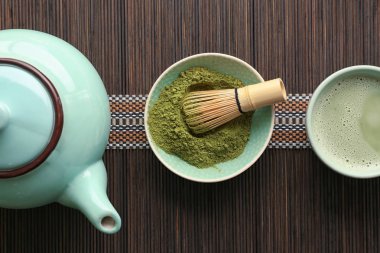 Matcha çay ve bambu hasır üzerinde toz kase