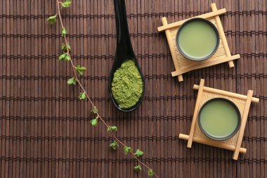 Taze matcha çay ve bambu hasır üzerinde toz kase