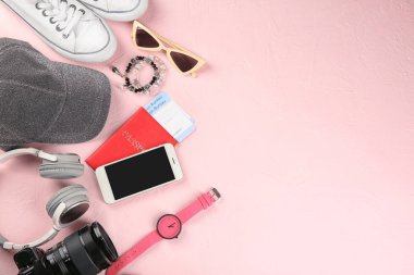 Renk arka plan, üstten görünüm üzerinde bir turistin şeyler ile kompozisyon