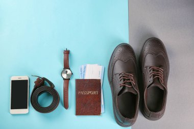 Renk arka plan, üstten görünüm üzerinde bir turistin şeyler ile kompozisyon