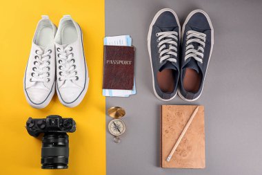 Renk arka plan, üstten görünüm üzerinde bir turistin şeyler ile kompozisyon