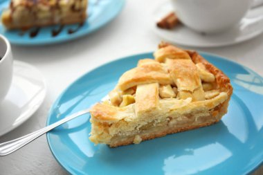 Lezzetli elmalı turta masada, closeup parçası ile plaka