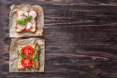 Ahşap masa üzerinde sebzeli ekmek