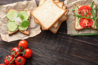 Ahşap masa üzerinde sebzeli ekmek
