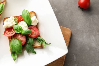 Ekmek peynir ve domates plaka üzerinde