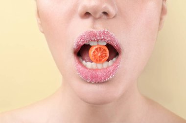 Yaratıcı makyaj ve renk arka plan, closeup Ağızdan şeker olan güzel kadın