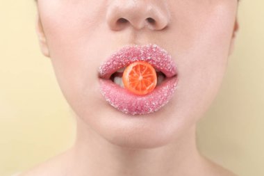 Yaratıcı makyaj ve renk arka plan, closeup Ağızdan şeker olan güzel kadın