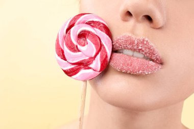 Yaratıcı makyaj ve lolipop renk arka plan, closeup üzerinde olan güzel kadın