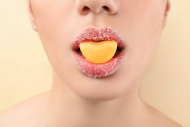 Yaratıcı makyaj ve renk arka plan, closeup Ağızdan şeker olan güzel kadın