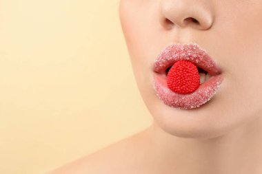 Yaratıcı makyaj ve renk arka plan, closeup Ağızdan şeker olan güzel kadın