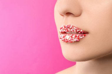 Yaratıcı makyaj renk arka plan, closeup olan güzel kadın