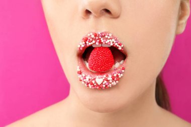 Yaratıcı makyaj ve renk arka plan, closeup Ağızdan şeker olan güzel kadın