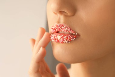 Yaratıcı makyajlı güzel bir genç kadın, yakın plan.