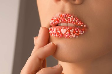 Yaratıcı makyajlı güzel bir genç kadın, yakın plan.