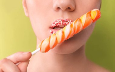 Yaratıcı makyaj ve şeker renkli arka plan, closeup üzerinde olan güzel kadın