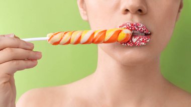 Yaratıcı makyaj ve şeker renkli arka plan, closeup üzerinde olan güzel kadın