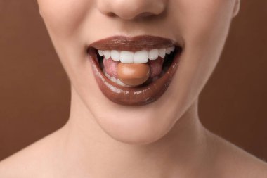 Renk arka plan, closeup Ağızdan şeker olan güzel kadın