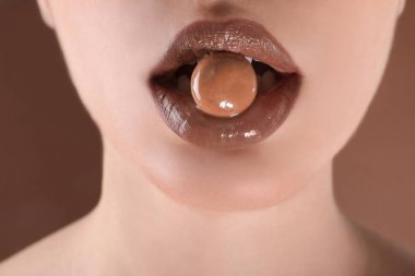 Renk arka plan, closeup Ağızdan şeker olan güzel kadın