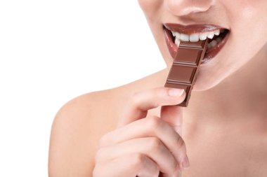 Beyaz arka plan, closeup çikolata olan güzel kadın